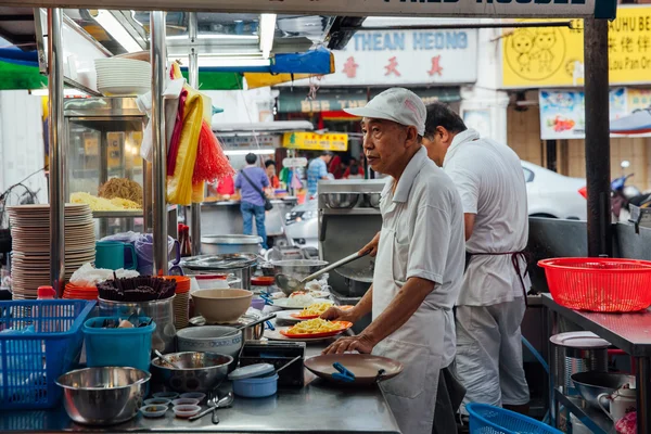 Senior man sells noodles at the Kimberly Street Market, Penang — Stock Photo, Image