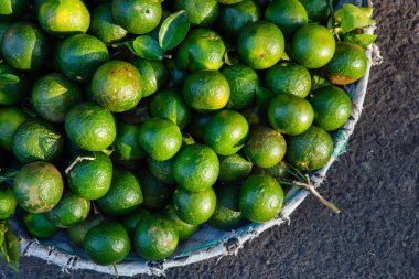 Sepet taze limes ve