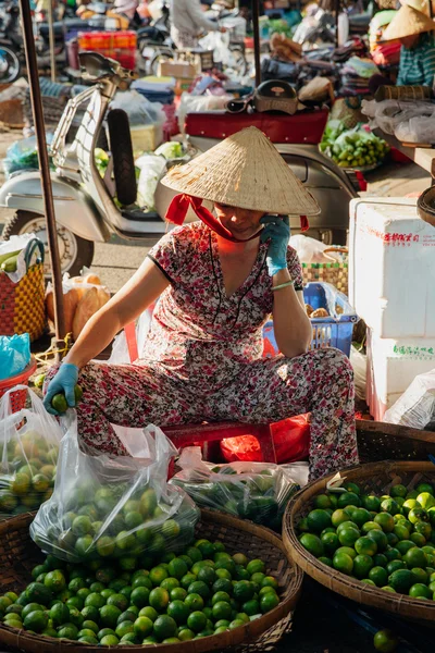 Donna vende verdure al mercato del mattino, Nha Trang, Vietnam . — Foto Stock