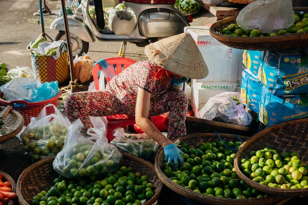 Donna vende verdure al mercato del mattino, Nha Trang, Vietnam . — Foto Stock
