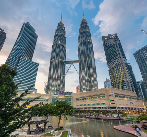 Petronas Zwillingstürme bei Sonnenuntergang, Kuala Lumpur, Malaysia — Stockfoto