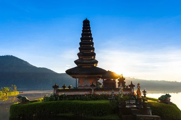 Pura Ulun Danu Bratan napkeltekor, Bali — Stock Fotó