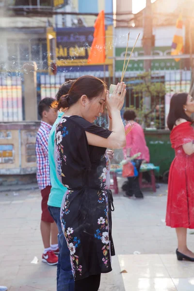 Vietnamese woman prays in the Quoc Tu Pagoda — Stock Photo, Image