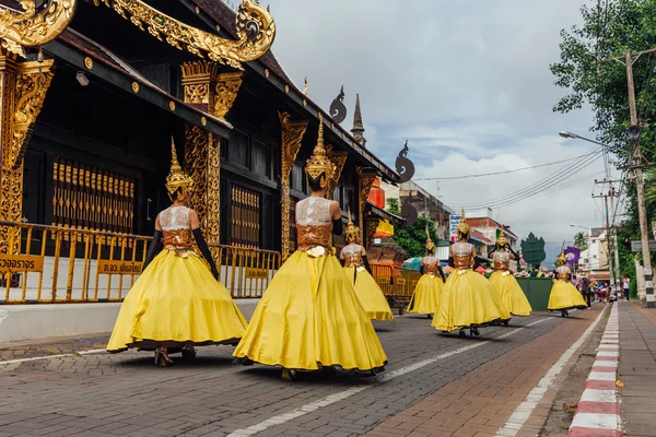 Chicas en trajes de festival en la calle de Chiang Mai, Tailandia — Foto de Stock