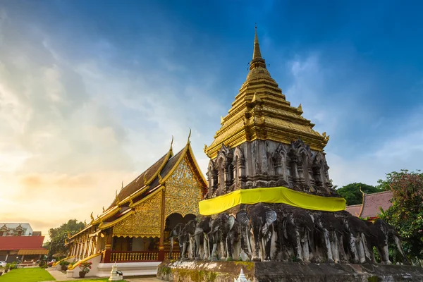 Wat Chiang Man al amanecer, Tailandia —  Fotos de Stock