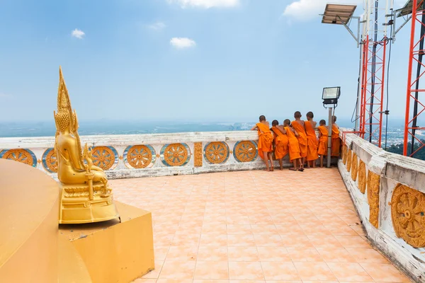 Novice monks at the Tiger Cave Temple, Thailand — Stock Photo, Image