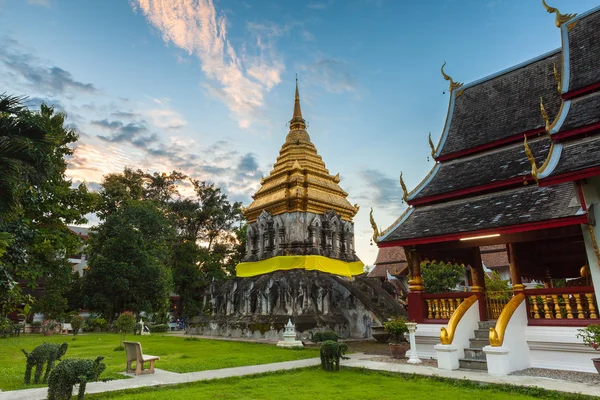 Wat Chiang Man ao pôr do sol, Tailândia — Fotografia de Stock