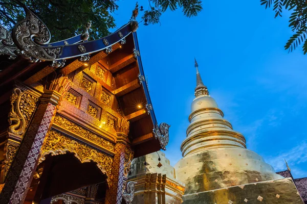 Vista al anochecer de Wat Phra Singh, Chiang Mai, Tailandia —  Fotos de Stock