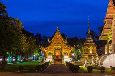 Alacakaranlıkta görünümünü Wat Phra Singh, Chiang Mai, Tayland