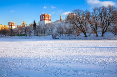 Kışın Novodevichy Manastırı manzarası, UNESCO miras alanı, Moskova ve Rusya