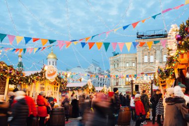 Moskova, Rusya - 20 Aralık 2019: İnsanlar Kızıl Meydan, Moskova, Rusya 'daki Noel Pazarı' nda geziniyor