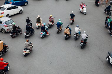 Hanoi, Vietnam - 16 Ekim 2018: Hanoi 'nin Eski Mahallesi' ndeki Dong Kinh Nghia Thuc Meydanı 'nda ünlü bir kaotik trafiğin görüntüsü.