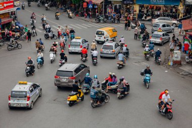 Hanoi, Vietnam - 16 Ekim 2018: Hanoi 'nin Eski Mahallesi' ndeki Dong Kinh Nghia Thuc Meydanı 'nda ünlü bir kaotik trafiğin görüntüsü.