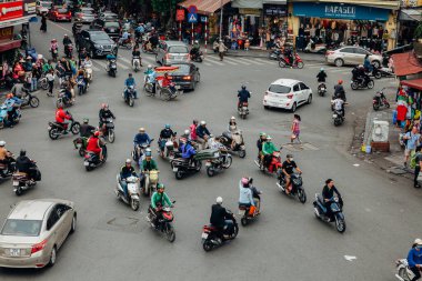 Hanoi, Vietnam - 16 Ekim 2018: Hanoi 'nin Eski Mahallesi' ndeki Dong Kinh Nghia Thuc Meydanı 'nda ünlü bir kaotik trafiğin görüntüsü.