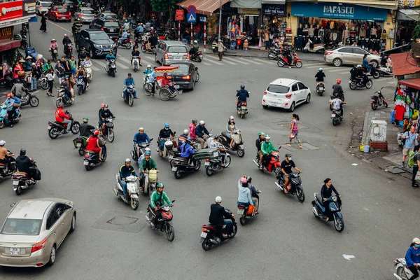 Hanoi, Vietnam - 16 Ekim 2018: Hanoi 'nin Eski Mahallesi' ndeki Dong Kinh Nghia Thuc Meydanı 'nda ünlü bir kaotik trafiğin görüntüsü.