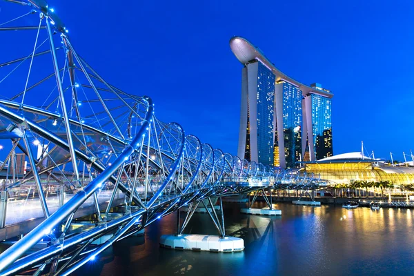 Helix Köprüsü ve Marina Bay Sands Hotel geceleri