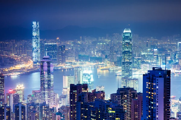 Victoria Peak Hong Kong'dan görünümünü geceleri