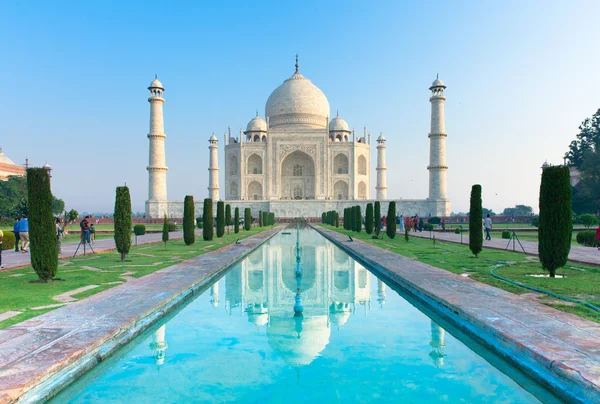 Taj Mahal at sunrise — Stock Photo, Image