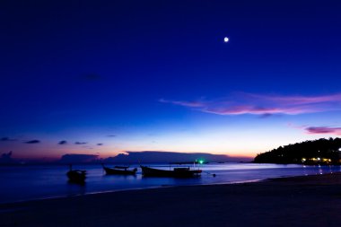 Gece sahilde, Tayland.