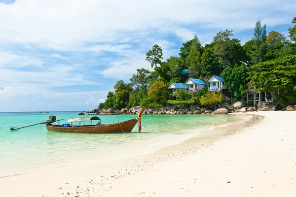 Tradicionális thai hajóval rendelkezik a tengerparton, Thaiföld. — Stock Fotó