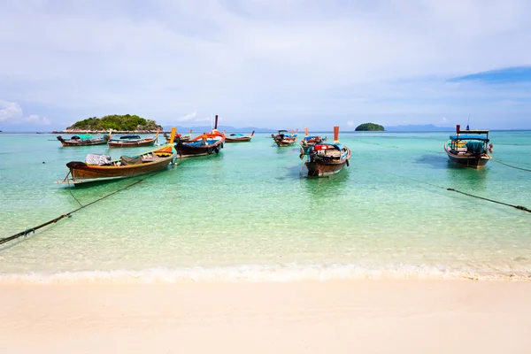 Tradisjonell thai-båt på stranden i Thailand. . – stockfoto