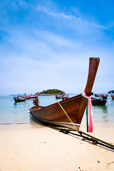 Traditionele Thaise boot op het strand, Thailand. — Stockfoto