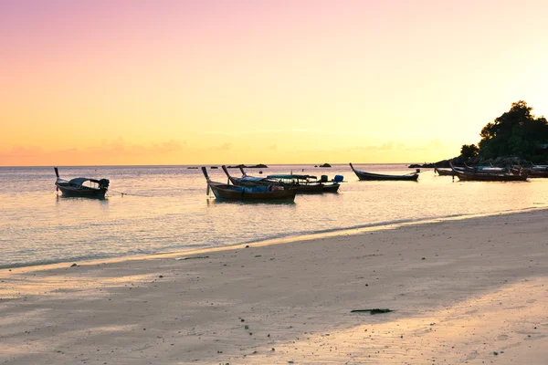 Lodě na pláži při západu slunce čas, Thajsko. — Stock fotografie