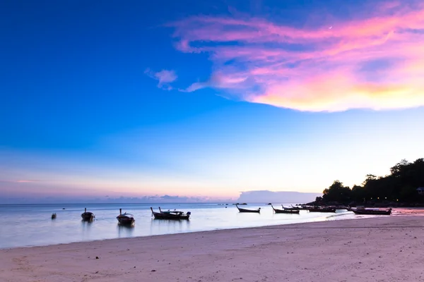 Bărci la plajă în timpul apusului de soare, Thailanda . — Fotografie, imagine de stoc