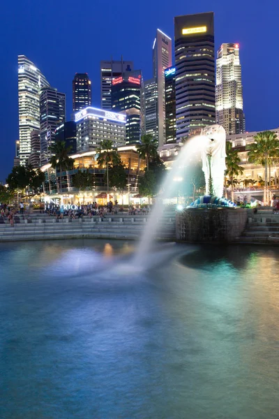 Merlion Brunnen in der Abenddämmerung, singapore — Stockfoto