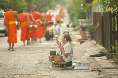 Budist rahipler sokakta, Luang Prabang sadaka veren insanlar