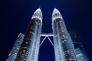 Petronas ikiz kuleleri, gece, Kuala Lumpur