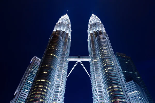 Petronas Zwillingstürme bei Nacht, Kuala Lumpur — Stockfoto