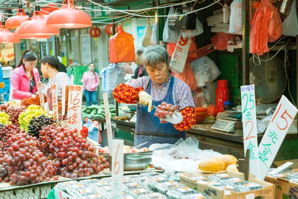 Frukt säljaren på gatan marknaden — Stockfoto