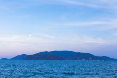 Dolunay Nha Trang sahil boyunca yükselir