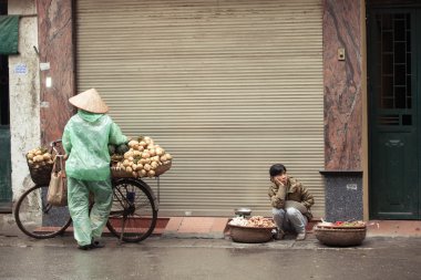 Hanoi sokaklarında sokak satıcıları