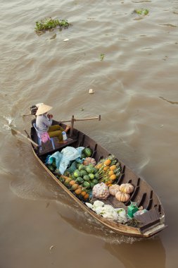 Tekne Mekong kayan konik şapkalı kadın