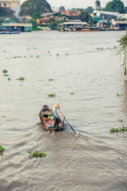 Mekong yüzen tekne konik şapkalı kadın