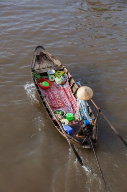 Mekong yüzen tekne konik şapkalı kadın