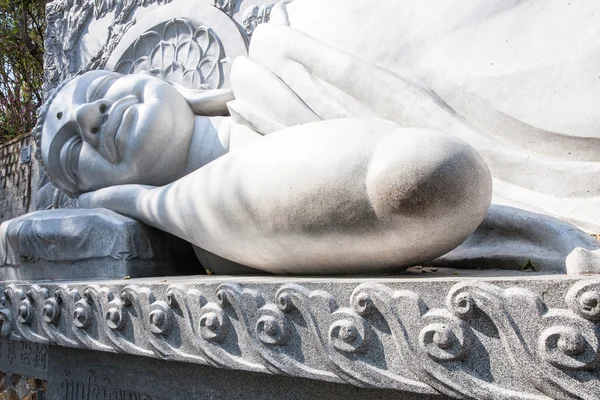 Reclining Buddha statue at Long Son Pagoda — Stock Photo, Image