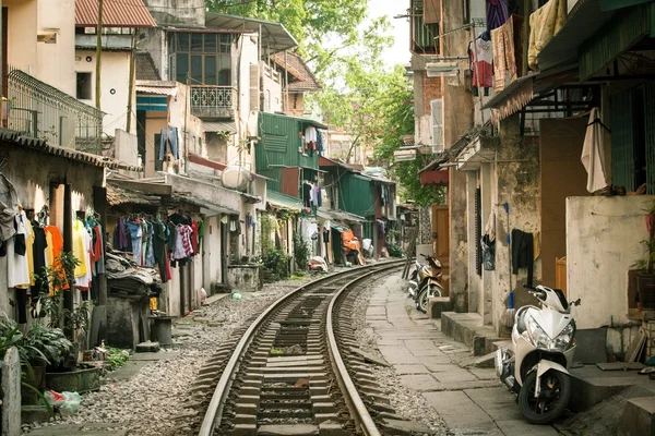 Casas locais localizadas perto da ferrovia ativa em Hanói — Fotografia de Stock