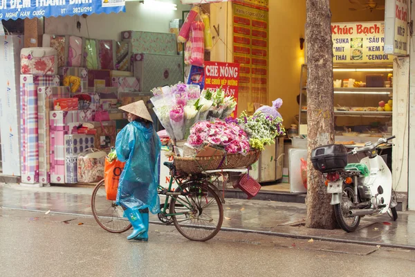 Sprzedawcy kwiatów na ulicach Hanoi — Zdjęcie stockowe