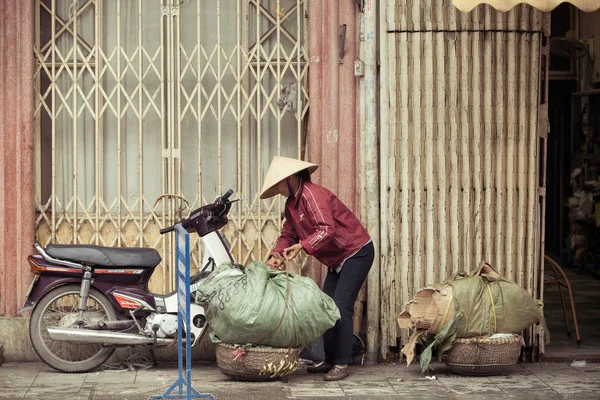 Women with baskets on the street of Hanoi — Stock Photo, Image