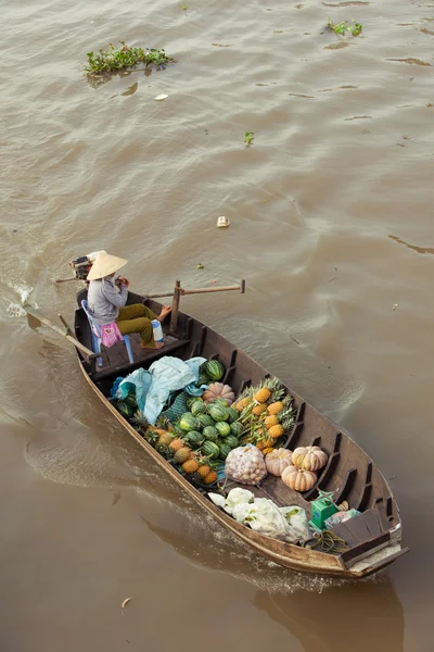 Žena na lodi v kuželovitý klobouk plovoucí dolů Mekong — Stock fotografie