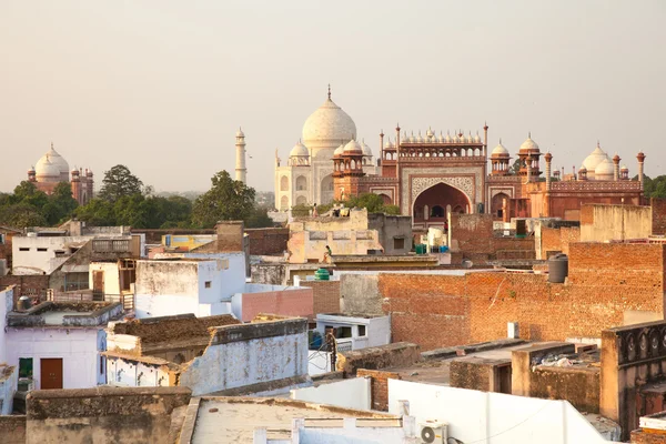 Uitzicht van Taj Mahal vanaf het dak van Taj Ganj gebied — Stockfoto