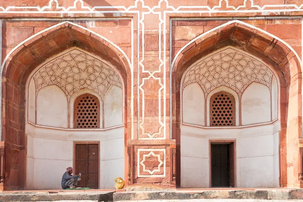 Worker having a rest in shade of Humayun's Tomb, India — Stock Photo, Image