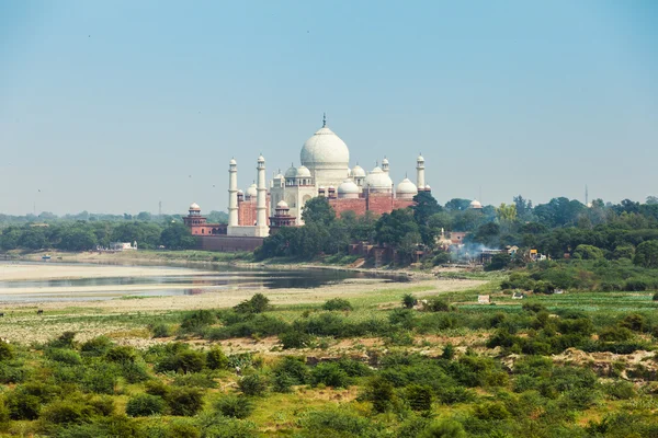 La vista del Taj Mahal y el río Yamuna desde el Fuerte Agra —  Fotos de Stock