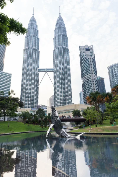 The fountain near Suria KLCC Mall and Petronas Twin Towers, Kuala Lumpur — Stock Photo, Image