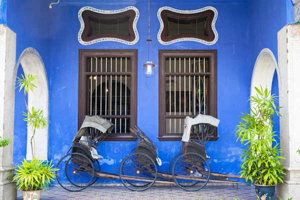 Staré rikša tříkolka poblíž Fatt Tze Mansion nebo Blue Mansion, Malajsie — Stock fotografie