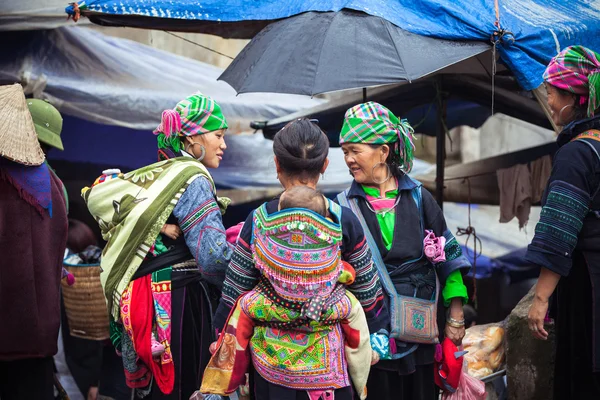 Hmong tribal kvinnor med baby i nationella kläder, Sapa, Vietnam — Stockfoto