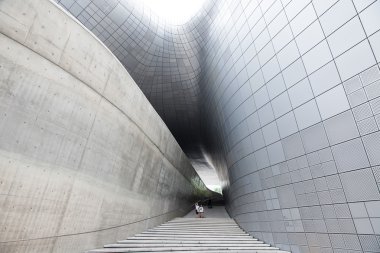 Dongdaemun Plaza, Seul merdivenlerden aşağı yürüyüş insanlar